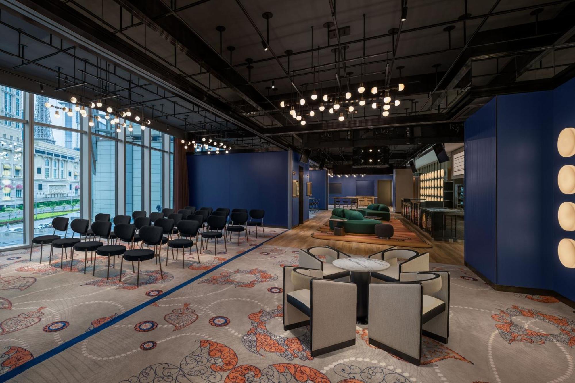 W Macau - Studio City Dış mekan fotoğraf The lounge at the Hong Kong International Convention and Exhibition Centre